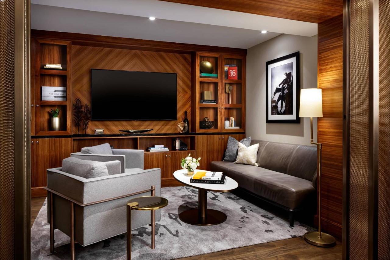 Simcoe Executive Suite Lake Ontario View 1 King bed sofabed