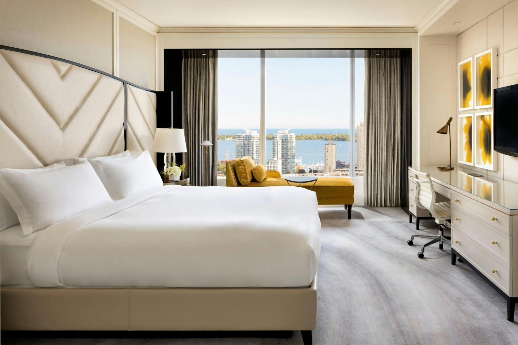Simcoe Executive Suite Lake Ontario View 1 King bed sofabed